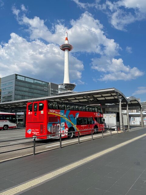 京都駅と観光バス